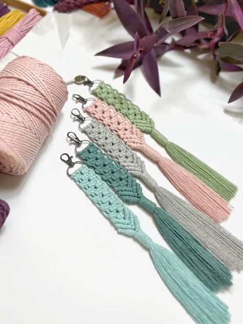 Easy Macrame Keychain, Macrame Keychain Diy, Keychain Diy Easy, Diy Macrame Keychain, Macrame Tutorial Beginner, Keychain Patterns, Keychain Designs, Pattern Step By Step, Easy Macrame