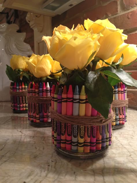 Back to school gift for teachers. Crayon vase. Teacher appreciation idea. School Centerpieces, Teacher Graduation Party, Teacher Retirement Parties, Teacher Party, College Grad Party, Appreciation Gifts Diy, Teacher Appreciation Gifts Diy, Back To School Gifts For Teachers, Retirement Party Ideas