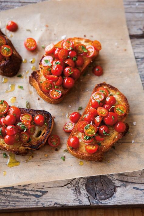 Tomato Bruschetta Sweet Bruschetta, Red Spinach, Tomato Bruschetta, Food Addict, Grilled Bread, Bruschetta Recipe, Spinach Recipes, Idee Pasto Sano, Toast Recipes