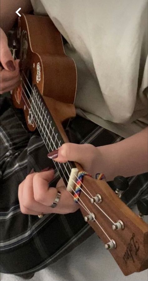 Ukelele Aesthetic Girl, Guitar Girl Aesthetic, Ukulele Aesthetic, Kings Of Leon, Ukelele, Music Aesthetic, The Script, Playing Guitar, Aesthetic Photo