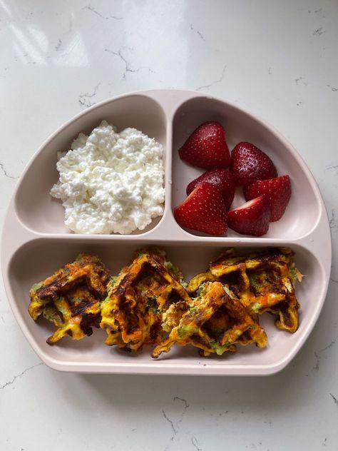 Blw Carrot Recipe, Blw Steak, Broccoli Waffles For Baby, Broccoli Cheese Waffles Toddler, Broccoli Waffles, Blw Dinner Ideas, Veggie Waffles, Blw Lunch, Shredded Carrot Recipe