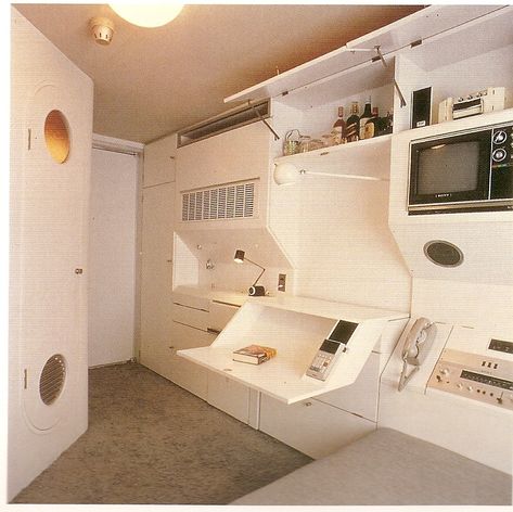 Kisho Kurokawa, Nakagin Capsule Tower, Capsule Hotel, Spaceship Interior, Futuristic Home, Futuristic Interior, Compact Living, Hi-fi, Design Del Prodotto