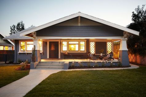 Photos of bungalow houses, including Craftsman Bungalows and other popular bungalow types. Explore the variety. Craftsman Bungalow Exterior, California Craftsman, Bungalow Exterior, Plans Architecture, Craftsman Bungalow, Pintura Exterior, Bungalow Homes, Tudor Style Homes, Sell My House