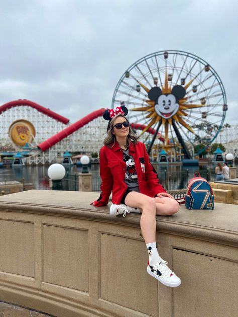 Disney California #gabrielavasquez #disneyootd #disneyland #disney California Adventures Outfits, Disneyland California Photo Ideas, Outfit Para Disneyland, Theme Park Photo Ideas, Hong Kong Disneyland Outfit, Outfit Para Disney, Looks Disney Park, Disney Poses Ideas, Disney California Adventure Outfit