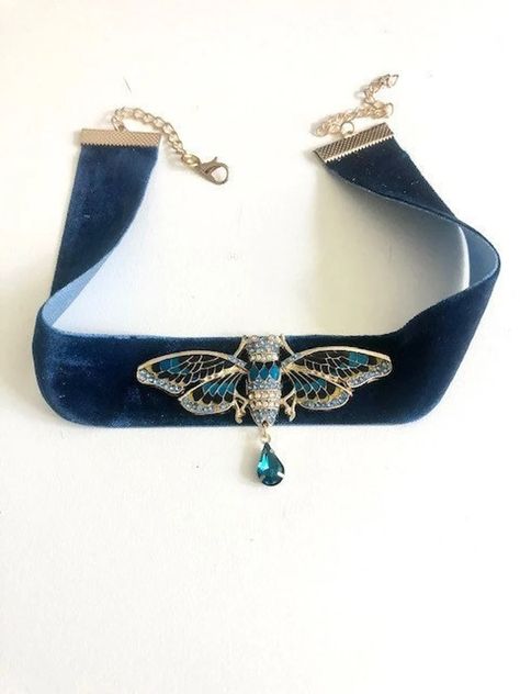 Ribbon Necklace With Pendant, Blue Jewelry Aesthetic, Blue And Gold Outfits, Cristal Jewelry, Art Deco Outfit, Cicada Art, Cicada Necklace, Blue Velvet Ribbon, Velvet Necklace