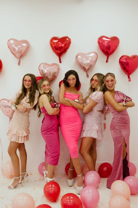 pink photo shoot Valentine Photo Shoot Outfit, Valentine Friend Photoshoot, Galentines Group Photoshoot, Valentines Photoshoot Outfits, Editorial Portrait Poses, Valentines Group Photoshoot, Birthday Shoot With Friends, Galentines Party Photoshoot, Galentines Photoshoot Poses