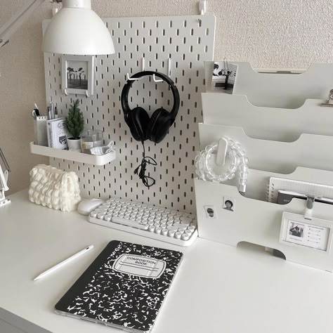 Simple Desk Decor, Pegboard Ideas, Study Desk Decor, Desk Layout, Desk Inspo, Desk Inspiration, Pinterest Room Decor, Study Room Decor, Room Desk