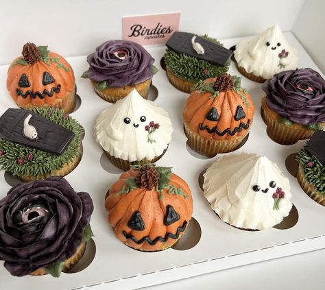 Just a group of ghoulish friends ready... - Birdies Cupcakes Haunted Halloween Party, Nightmare Before Christmas Cake, Halloween Birthday Cakes, Haunted Halloween, Halloween Cartoons, Halloween Cupcakes, Halloween Event, Halloween Cakes, Halloween Celebration