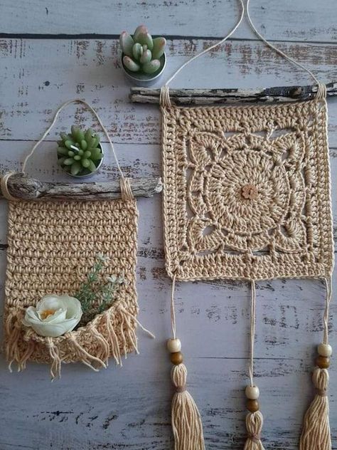 Crochet Boho Wall Hanging- Video And Ideas Crochet Wall Art, Crochet Dreamcatcher, Crochet Wall Hangings, Crochet Decoration, Crochet Home Decor, Macrame Patterns Tutorials, Boho Wall Hanging, Crochet Mandala, Boho Crochet