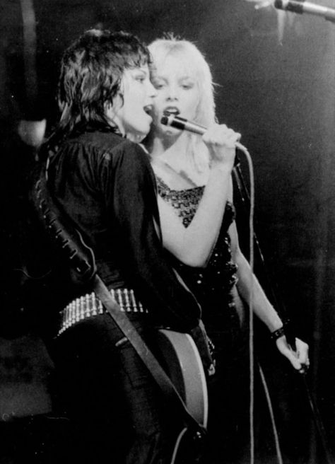 joan jett
cherie currie 
the runaways 90s Punk Rock, Cherie Currie, The Runaways, 90s Punk, Baby Faces, Joan Jett, Punk Rock, Guitar