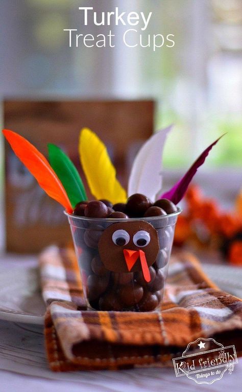 Fun Candy Turkey Treat Cups for a Thanksgiving Food Craft - fun idea for the kid's table or a party at school! www.kidfriendlythingstodo.com Fall Drink Ideas, Candy Turkeys, Party Treat Ideas, Thanksgiving Food Crafts, Diy Thanksgiving Decorations, Delicious Fall Recipes, Thanksgiving Candy, Turkey Treats, Thanksgiving Games For Kids