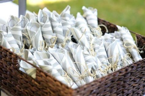 Plastic Silverware Display, Backyard Wedding Centerpieces, Silverware Display, Wrapped Silverware, Home In The Country, Ideas For Backyard, Table Arrangements Wedding, Birthday Bbq, Wedding Buffet