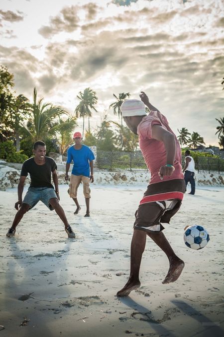 Fútbol de playa Football Transfer News, African Beach, Beach Football, Football Transfer, Street Football, Street Soccer, Beach Soccer, Soccer Photography, Playing Soccer