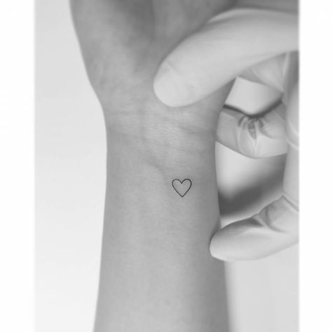 Small Heart Wrist Tattoo, Fine Line Heart Tattoo, Line Heart Tattoo, Fine Line Heart, Tattoos Between Breast, Tattoos Stencil, Small Heart Tattoo, Tattoo Klein, Tribute Tattoo