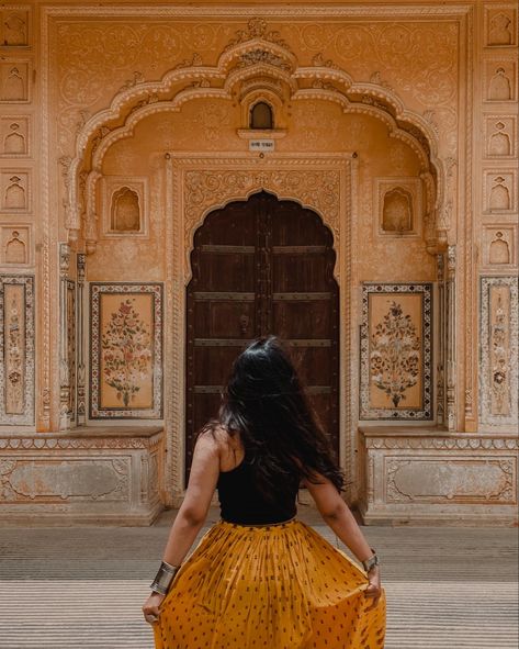 Jaipur Aesthetic Photography, Vrindavan Aesthetic Outfit, Rajasthan Aesthetic Outfits, Jaipur Aesthetic Outfits, Jaipur Quotes, Jaipur Pics, What To Wear India, Aesthetic Udaipur, Rajasthani Aesthetic