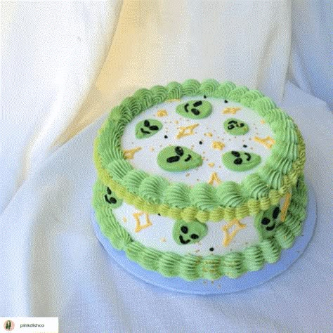 Alien Bday Cake, Alien Cake Design, Cute Simple Cake Decorating Ideas, Alien Birthday Cake Ideas, Self Birthday Cake, Cute Round Cakes, Funky Cake Ideas, Alien Cake Ideas, Simple Cute Cakes