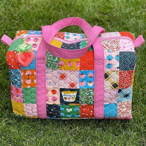 Diy Quilted Duffle Bag, Patchwork Duffle Bag Pattern, Quilted Duffel Bag Pattern, Patchwork Duffle Bag, Quilted Duffle Bag Pattern Free, Quilted Overnight Bag, Free Duffle Bag Sewing Patterns, Duffel Bag Pattern Free, Diy Duffle Bag Pattern Free