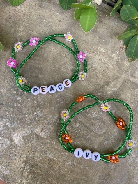 Taylor Friendship Bracelet, Ivy Taylor Swift, Eras Bracelet, Eras Tour Friendship Bracelets, Bracelets With Beads, Eras Bracelets, Peace Bracelet, Diy Beaded Rings, Cute Friendship Bracelets