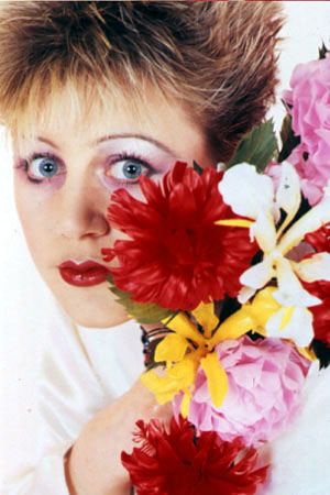 Matching makeup & flowers Elizabeth Fraser, Bohemian Goth, Cocteau Twins, Dream Pop, Punk Scene, Goth Women, Punk Rock Bands, Women In Music, Cat Crafts