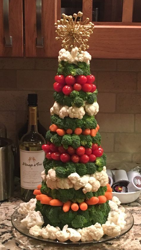 Food Tree Ideas, Christmas Tree Vegetables, Vegetable Tree Christmas, Pickle Christmas Tree, Veggie Christmas Tree Platter, Christmas Tree Vegetable Tray, Veggie Tree Christmas, Christmas Tree Veggie Platter, Veggie Tray Christmas Tree