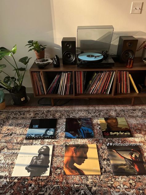 Vinyl Living Room Decor, Vinyl Apartment Decor, Vinyl Interior Design, Vinyl Shelf Aesthetic, Vinyl Room Aesthetic, Vinyle Aesthetic, Record Player Living Room, Vinyl Collection Aesthetic, Vinyl Aesthetic Room