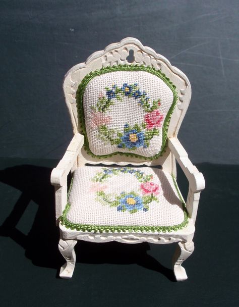 Girls Dollhouse, Dollhouse Chair, Homemade Clay, Miniature Embroidery, Dollhouse Bedroom, Tiny Furniture, Miniature Crafts, Diy Homemade, Miniature Furniture