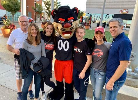 College Family Weekend: Best Tips for Parents and Students College Parents Weekend Outfit, College Parents Weekend, What To Wear To College, College Parents, Weekend Games, Parents Weekend, Hard To Say Goodbye, Tips For Parents, First Year Student