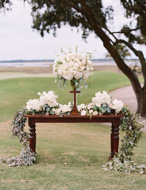 Outdoor Wedding Alter, Wedding Alter Decorations, Wedding Alter Flowers, Outdoor Wedding Altars, Garden Wedding Ceremony Decorations, Wedding Altar Decorations, Ceremony Arrangement, Wedding Altar, Altar Ideas