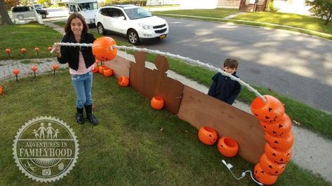 Hocus Pocus Decorations Outdoor, Pumpkin Pail Archway, Pumpkin Patch Halloween Decorations, Pumpkin Pail Arch, How To Make A Pumpkin Patch, Pvc Pumpkin Arch, Pumpkin Bucket Arch, Pumpkin Pail Diy, Pumpkin Pail Decor