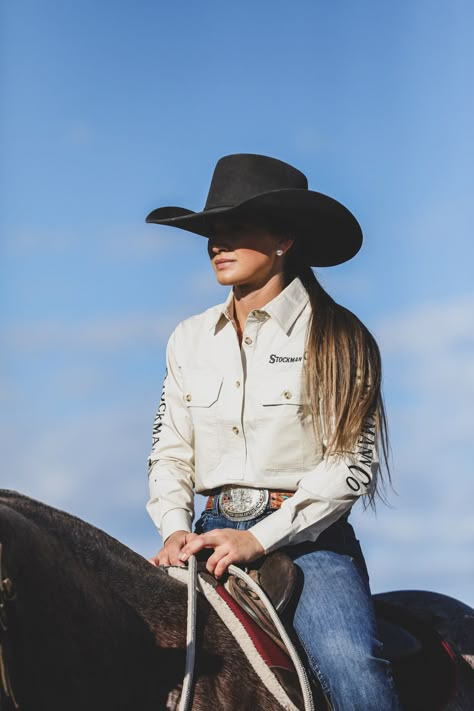 Country Cowgirl Aesthetic, Western Riding Outfit, Horse Riding Outfit Western, Chic Cowgirl Outfits, Western Rodeo Outfits, Western Riding Clothes, Cowgirl Photoshoot, Horse Riding Outfit, Cowgirl Pictures