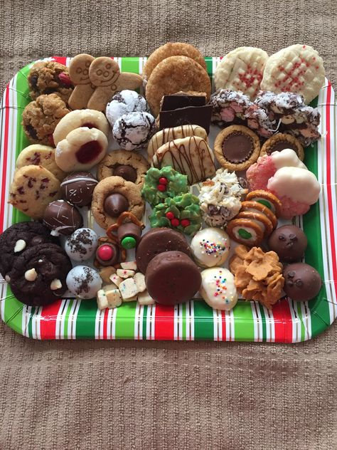 Cookie Trays Presentation, Tray Display Ideas, Cookie Tray Display Ideas, Cookie Platters, Cookie Gift Boxes, Presentation Food, Christmas Food Treats, Christmas Buffet, Christmas Cookies Gift