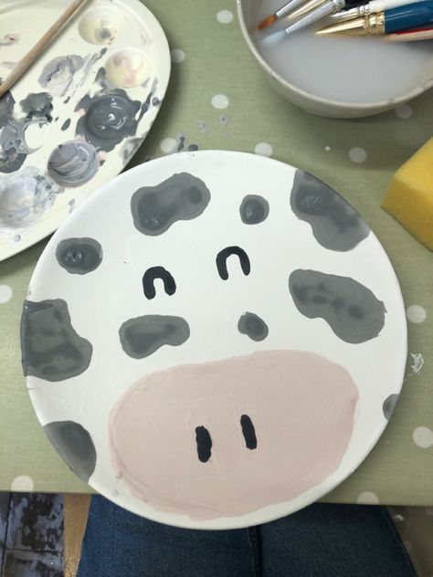 Cow Pottery Painting Ideas, Western Pottery Painting Ideas, Cow Pottery Painting, Painting Pottery Ideas Easy Inspiration, Color Me Mine Ideas Plates, Pottery Painting Animals, Funny Pottery Painting Ideas, Clay Cafe Painting Ideas, Pottery Plate Painting Ideas