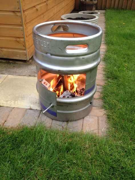 Ghetto Chimnea made from an old beer keg and an exhaust pipe ... Beer Keg Ideas Projects, Beer Keg Ideas, Barrel Fire Pit, Fire Pit Party, Outside Fireplace, Design Grill, Outdoor Fire Pit Designs, Fire Pit Ring, Beer Barrel