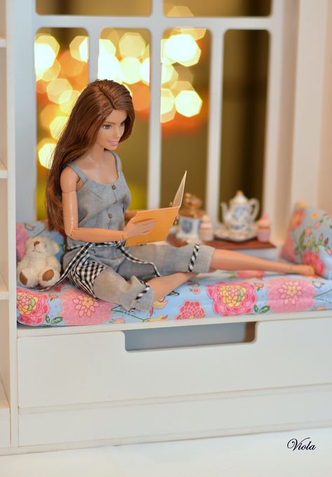 New furniture Barbie Tumblr, Barbies Pics, Barbie Doll Set, Barbie Diorama, Barbie Doll Clothing Patterns, Barbie Fashionista Dolls, Diy Doll Miniatures, Mini Doll House