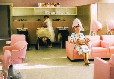 Inside Vintage Beauty Salons From the 1950s and 1960s ~ Vintage Everyday 50s Hair Salon, Hair Dryer Chair, Vintage Hairdresser, Salon Pics, Vintage Beauty Salon, Vintage Hair Salons, Pink Salon, Hair Salon Chairs, Hairdresser Salon