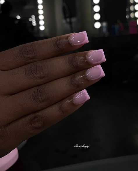 Purple Acrylic Short Nails, French Tip Acrylic Nails With Color, Dior Slides Outfit Black Women, Short Nails On Black Women, Short Nail Ideas Black Women, Short Nails Ideas Black Women, Over Lay Nails, Short Nail Designs Black Women, Short Acrylic Nails Black Women