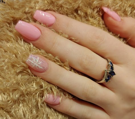 Pink Snow Flakes Nails, Pink Nails Snowflakes, Pink And Snowflake Nails, Pink Cristhmas Nails, Light Pink Nails With Snowflakes, Pink Winter Nails Snowflakes, Winter Nails Light Pink, Light Pink Snowflake Nails, Pink Nails With Snowflake Design