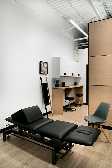 Massage Interior Design, Physiotherapy Room, Chiropractic Office Design, Massage Room Design, Doctor Office Design, Massage Therapy Rooms, Medical Office Design, Physiotherapy Clinic, Cabinet Medical