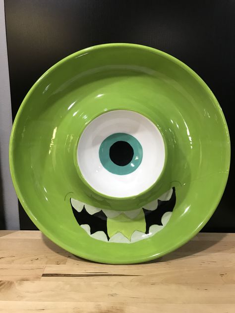 Mike Wazowski hand painted chip and dip bowl pottery. #pottery #potterypainting #mikewazowski #paintedpottery #art #artinspiration #disney #potterypaintingideas Creative Pottery Painting Ideas, Chip And Dip Pottery Painting Ideas, Funny Pottery Ideas, Quirky Pottery Painting, Chip And Dip Bowl Pottery Painting Ideas, Disney Pottery Painting, Bowl Pottery Ideas, Pottery Painting Ideas Cartoon, Disney Pottery Ideas