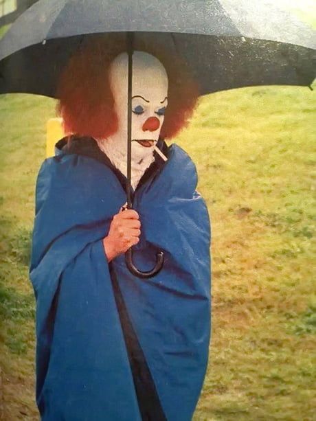 Tim Curry behind scenes of It 1990 Helloween Wallpaper, Pierrot Clown, Tim Curry, Goth Halloween, The Rocky Horror Picture Show, Septième Art, Horror Movie Icons, Spooky Szn, Funny Horror