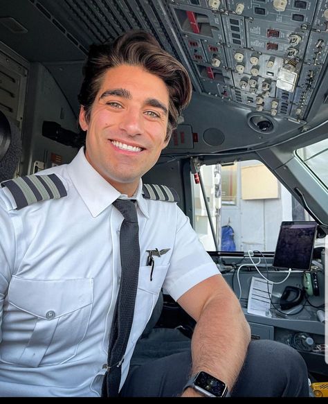 Pilot Uniform Men Aesthetic, Pilot Uniform Men, Men Uniform, Business Casual Attire For Men, Guy Aesthetic, Uniform Men, Pilot Uniform, Selfie Photos