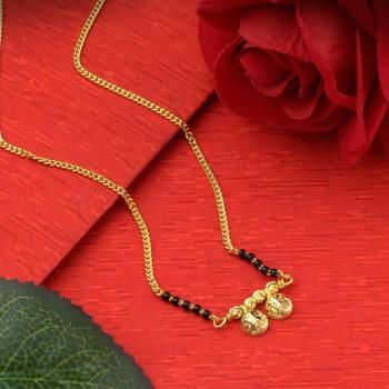 Traditional Maharashtrian Mangalsutra, Vati Mangalsutra Designs Short, Vati Mangalsutra Designs, Maharashtrian Mangalsutra Designs, Chain Mangalsutra Designs, Mini Mangalsutra Designs Gold, Short Mangalsutra Designs Gold, Daily Wear Gold Mangalsutra Designs, Mini Mangalsutra