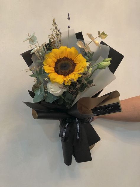 Black Sunflower Bouquet, Graduation Flower Bouquet, Single Flower Bouquet, Graduation Flowers, Sunflower Arrangements, Paper Sunflowers, Sunflower Bouquet, Flower Bouquet Diy, Flower Box Gift