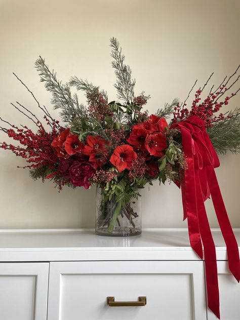 Christmas Floral Arrangements Diy, Christmas Arrangements Centerpieces, Xmas Flowers, Holiday Floral Arrangements, Lights For Christmas, Christmas Bouquet, Christmas Flower Arrangements, Holiday Arrangement, Christmas Floral Arrangements