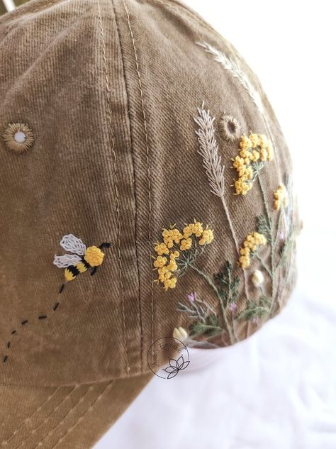 Hat Flower Embroidery, How To Embroider Hats Baseball Caps, Floral Hat Embroidery, Embroider Hat Diy, Hand Embroidery Cap, Hat Hand Embroidery, Machine Embroidery On Clothes, Embroidery On Baseball Caps, Ball Cap Embroidery Ideas