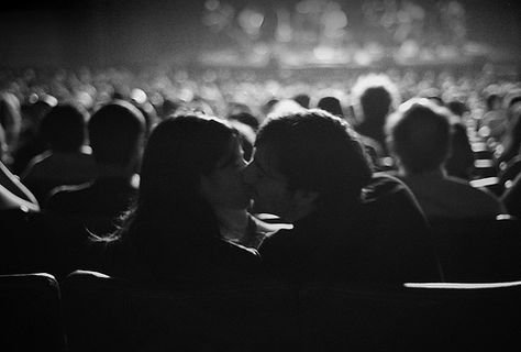 a kiss on the cinema Paul Verlaine, Bucket List For Teens, Movie Kisses, Black And White Photograph, The Kiss, The Perfect Guy, Jolie Photo, This Is Love, First Kiss