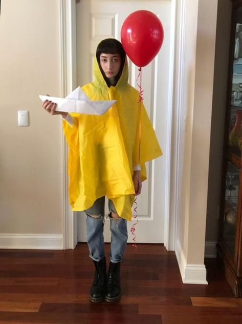 Georgie from <i>It</I>- Oprah Easy Halloween Outfit, Costumes Faciles, Easy Halloween Costumes For Women, Halloween Costumes Easy, Uhyggelig Halloween, Hot Halloween Outfits, Halloween Coustumes, Fest Outfits, Last Minute Halloween