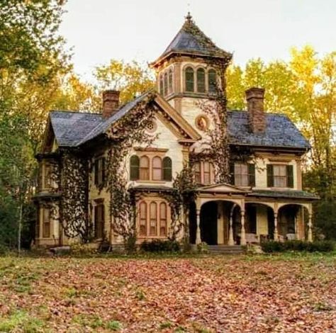 Spiderwick Chronicles House, Witchy Houses, Goth Architecture, Antique Houses, Gothic Revival House, Creepy Old Houses, Spiderwick Chronicles, Witchy House, Europe Architecture