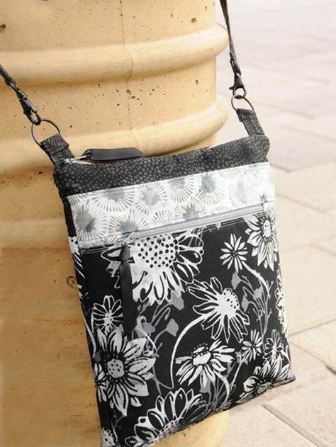 This stylish bag is just the right size to hold your essentials and is perfect for taking to quilt shows, for travel, or to use as a runaround bag. The bag Sew Purse, Cross Body Bag Pattern, Hipster Purse, Purse Sewing, Bag Sewing Pattern, Purse Pattern, Bag Pattern Free, Tote Bags Sewing, Bag Sewing