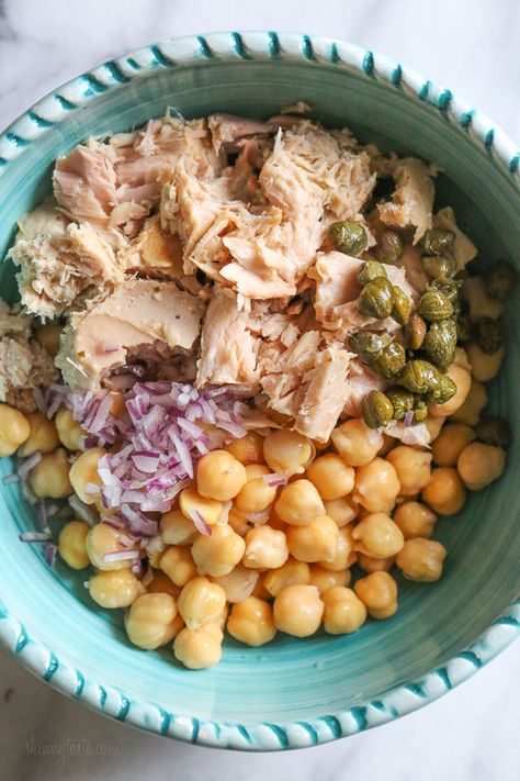 Chickpea Tuna Salad with capers is perfect for lunch! Quick and easy for meal prep! Healthy and filling, this mayo-less Tuna Salad is loaded with protein and Omega 3s and tastes even better the next day. Tuna Salad With Capers, Salad With Capers, Lunch Quick, Chickpea Tuna Salad, Chickpea Tuna, Meal Prep Healthy, Tuna Salad Recipe, Healthy Food Facts, Tuna Recipes